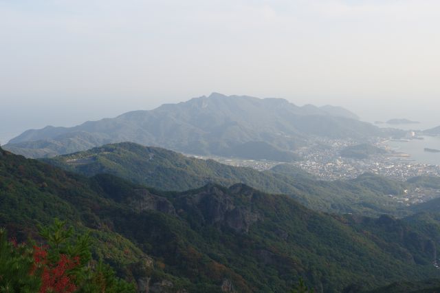 洞雲山の山並。