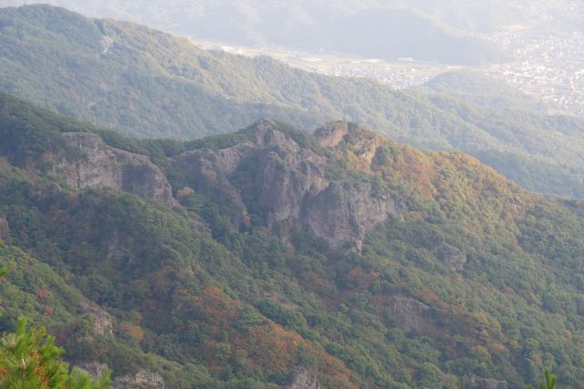 生々しい岩場があります。