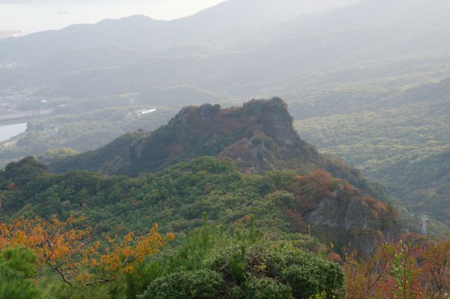 ロープウェイ脇の岩山も印象的。