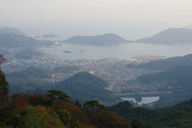 内海湾と町の風景。