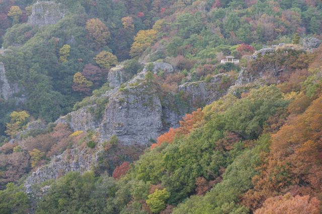 岩の上に別の展望台が見えます。