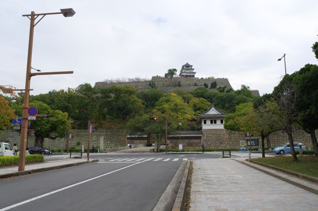 丸亀の町中からも良く見える丸亀城。見上げる程のかなりの高さです。