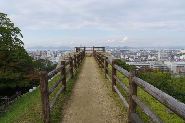 北側に突き出た櫓跡（名称不明）へ、スリリングな道です。