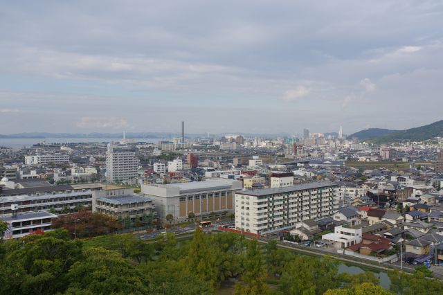 既に高さがあり景色が良い。北東側、瀬戸大橋方面。