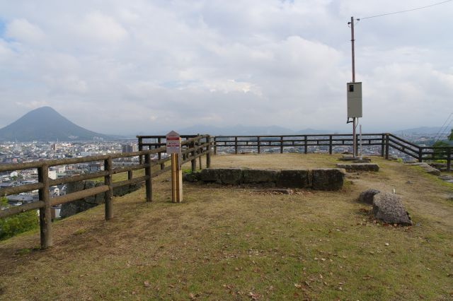 三の丸南東角には月見櫓跡。