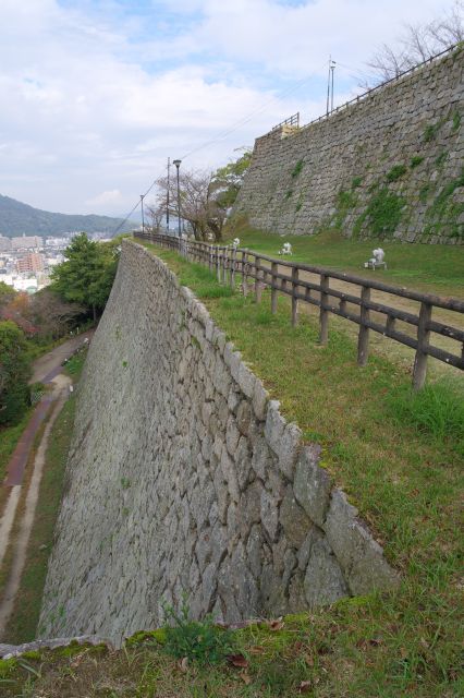 三の丸の高石垣を上から見るのも迫力あります。