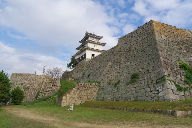 ここはまだ三の丸。二の丸と本丸の石垣がそびえ立ち、石垣の城だと感じさせます。