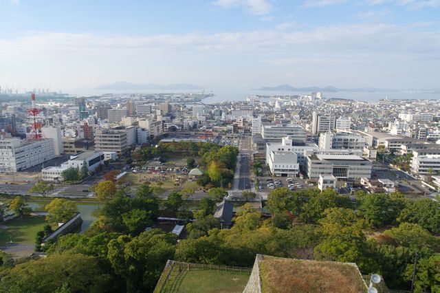 かなり高さがあり眺望が良い。北側の丸亀の町並み、瀬戸内海と島々。町の音も聞こえます。