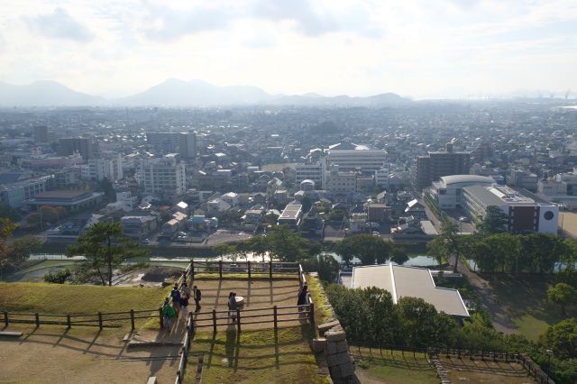 西側は櫓台と広がる町並み。