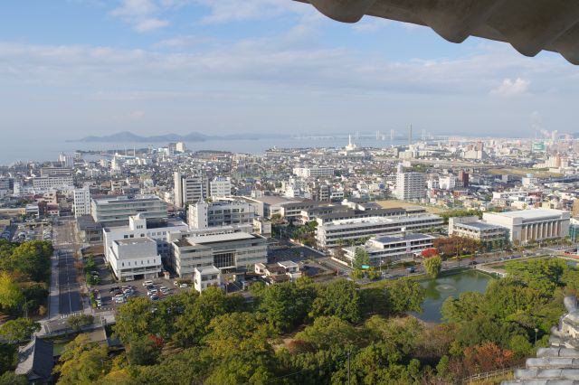 窓の配置と木格子で斜め方向が見づらいですが少し右に向けると瀬戸大橋が見えます。