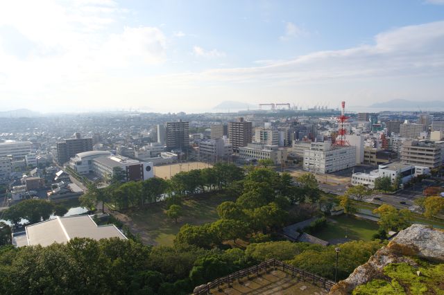 北西側の町並み。右下の四角い部分は玄関先御門。