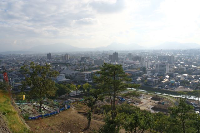 南西側の町並み。工事しているのは石垣の崩落のため。