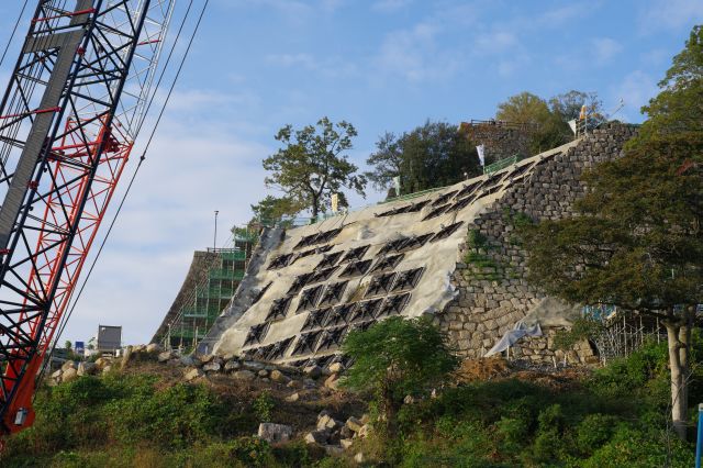 西側に進むと、城の南西角に2018年（平成30年）の西日本豪雨などの影響で石垣が崩落した現場があり痛々しい。