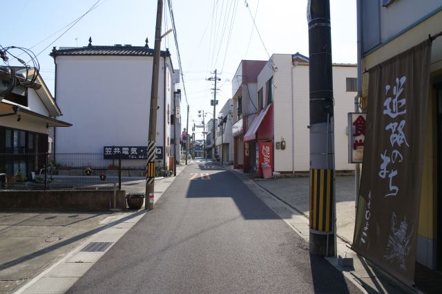 比較的大きな通り。周辺には複雑に入り組んだ路地があります。