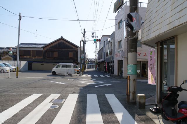 大きい通りの交差点へ。