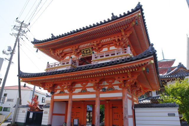 住宅街にある立派な山門です。