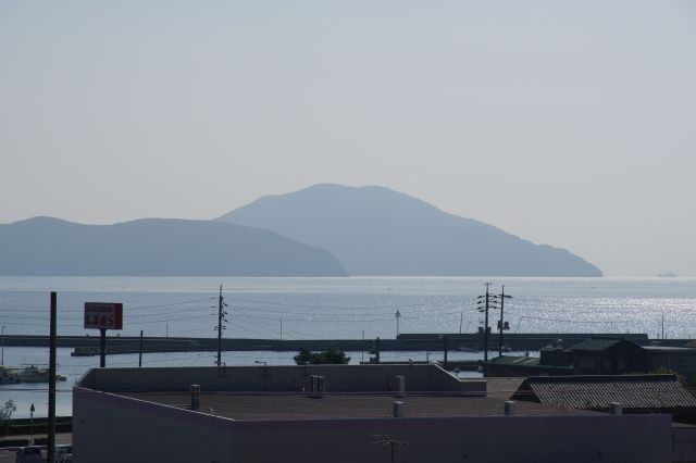 隣の半島（名称調査中）の先端部分の山並。