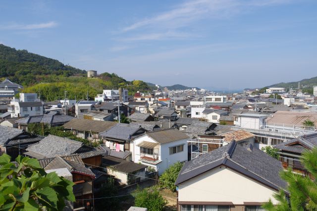 北西側、迷路のまちの複雑な街並み。