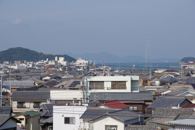 奥は土庄港方面。さらに奥には本州と思われる山並。