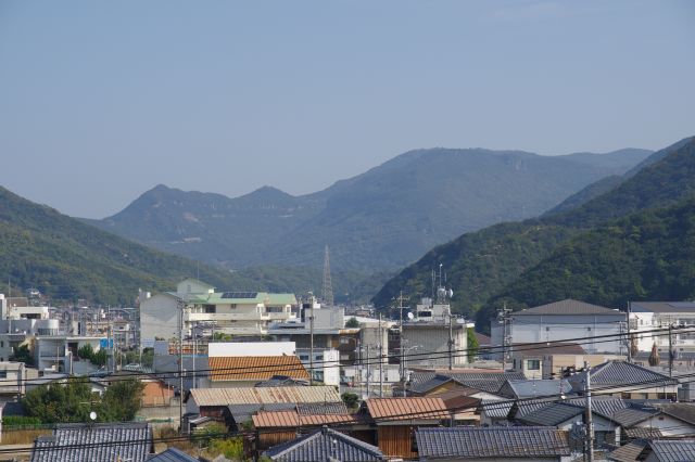 島中央部の大きな山が連なります。