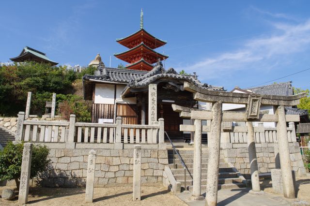 麓には王子神社があります。