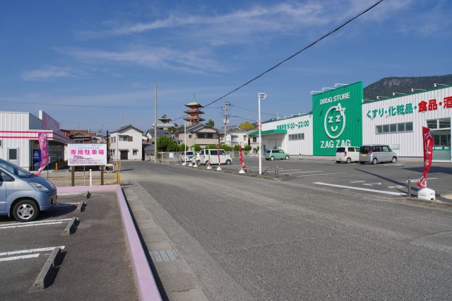 三重塔は遠くからも目立ちます。