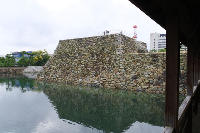 鞘橋の左前に本丸の天守台が見えます。