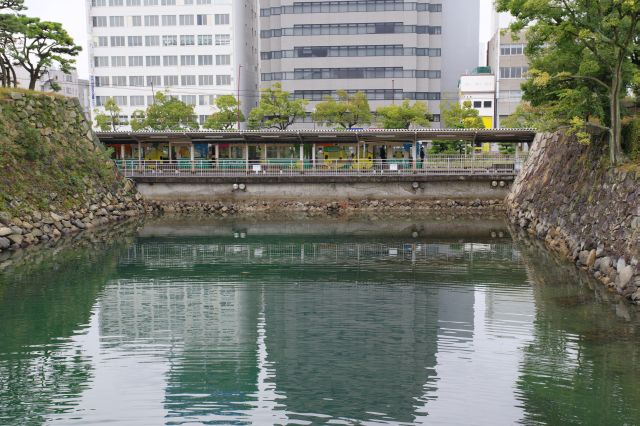 右手にはことでんの高松築港駅があり、電車の音が響きます。