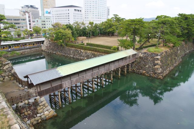 北西角に展望デッキがあります。鞘橋や高松築港駅、二の丸、高松駅前のビル群など。ここも町の音が響きます。