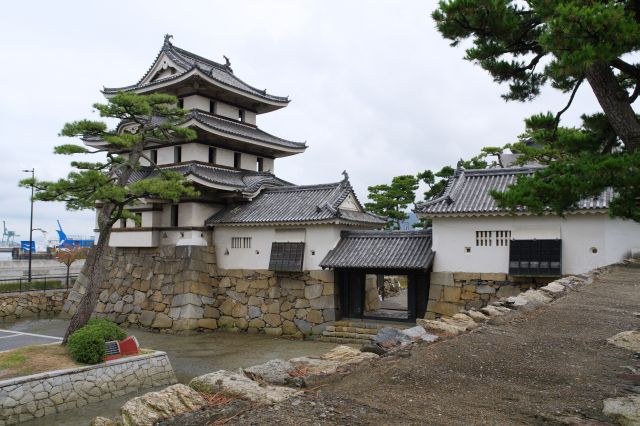 石垣の上から月見櫓・水手御門・渡櫓を見る事ができます。いずれも現存建物で国の重文。