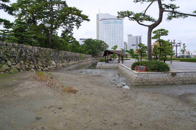 水手御門の先は水路で潮の香りが漂います。角には砂が堆積しています。