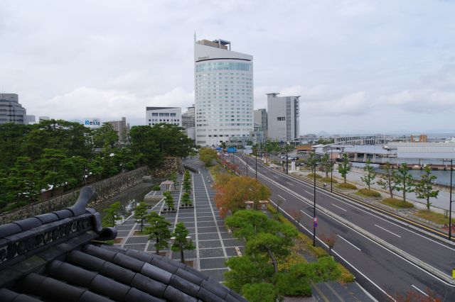 西側、水城通りの先にJRホテルクレメント高松など高松駅前のビル群。