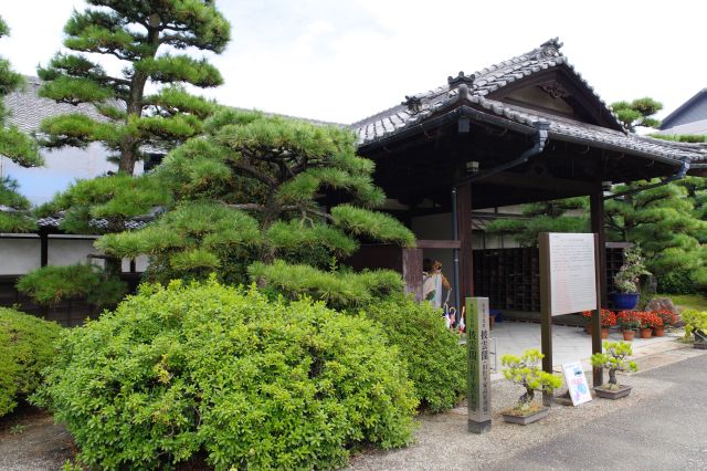 披雲閣の建物の入口。