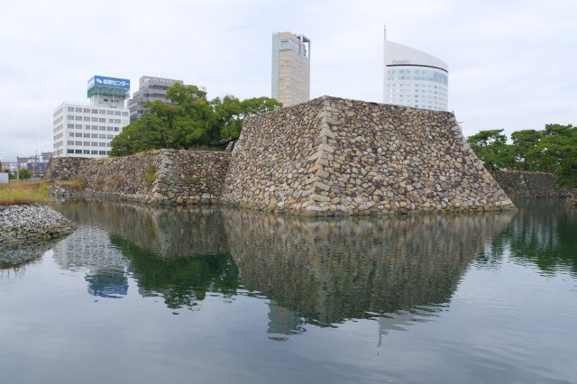 水に浮かぶ天守を姿を偲ぶ。