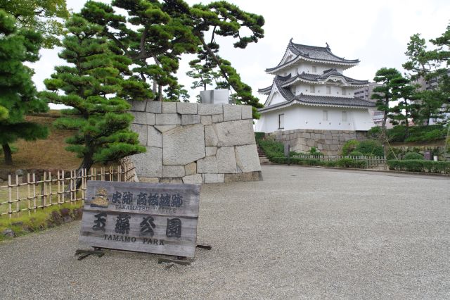 南東角には艮櫓。旭門の石垣の石が大きい。