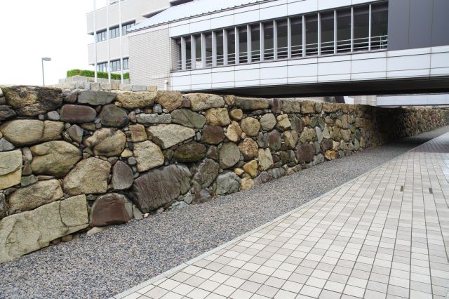 ホールの建物（通路部分）は石垣を跨ぐ構造になっています。