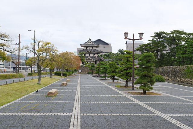 広場の先に見える月見櫓。石垣を回り西門へ戻ります。