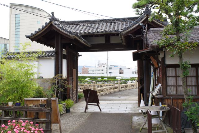 旭門（東門・大手門）を出ます。