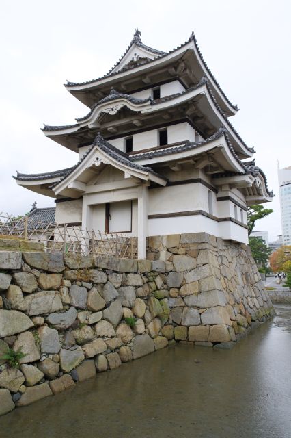 城外を北側に回ると水城通り沿いに月見櫓が現れます。