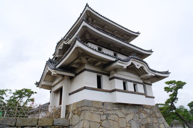 歩道から間近に見られます。