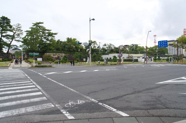 高松城を後にして横断歩道を渡りJR高松駅方面へ。