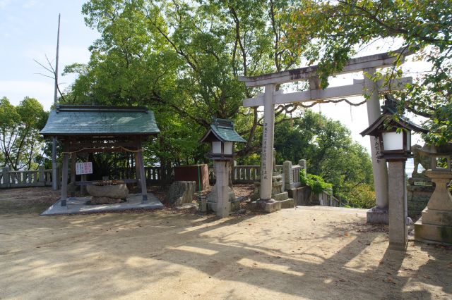 稲積山の麓にある高屋神社の下宮。