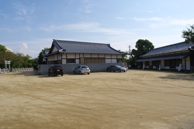 下宮と駐車場。ここから本宮への登山道へ。