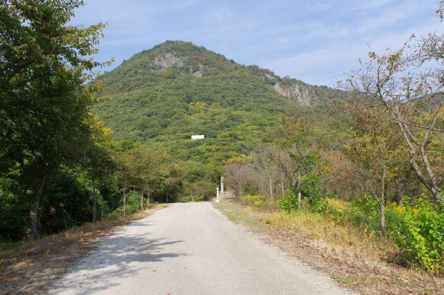 準備を整えて出発、あの山へと登ります。