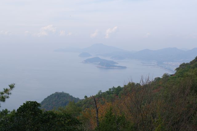 北北西の父母ヶ浜の先の半島が見えます。