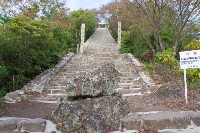 中央に「ゆるぎの岩」が鎮座しています。