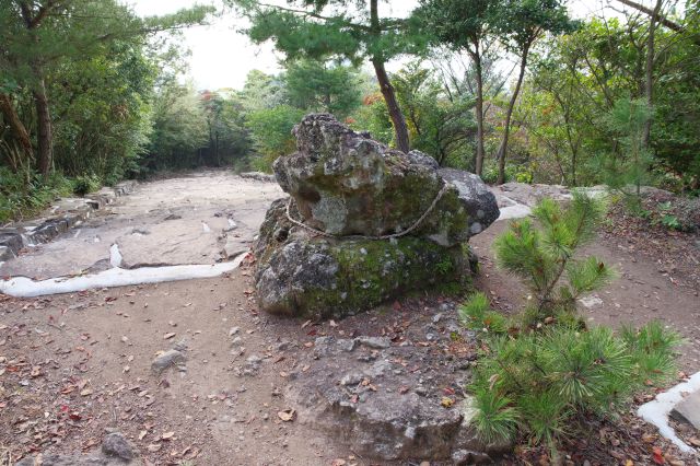 荘厳な雰囲気のゆるぎの岩。