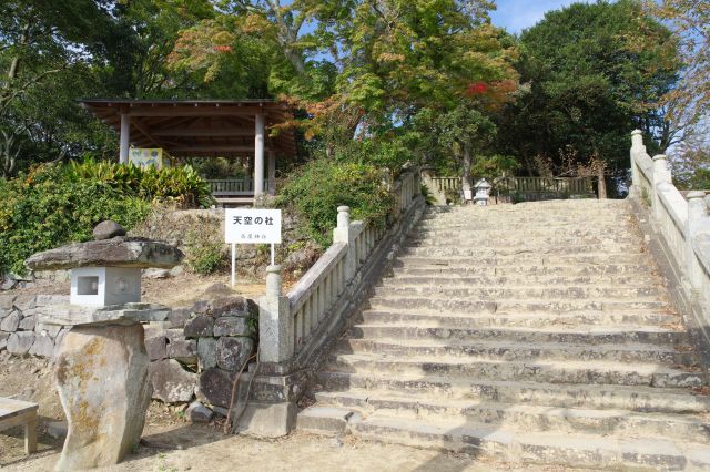 ついに本宮に到着！長かったし疲れた…。振り返って景色を見る前に参拝をします。