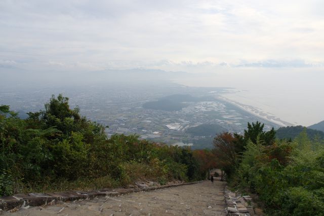 しばらく眺望を堪能したら名残惜しく下山開始。下る方が体力的負担は少ないですが、これだけの高さで時間かかります。