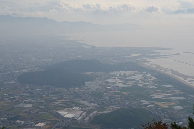 河口部、銭形砂絵の琴弾公園周辺。